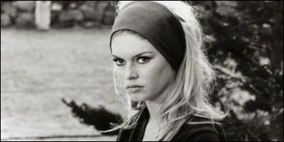 Dans quel magasine Brigitte Bardot pose-t-elle lorsqu'elle débute sa carrière à l'âge de 15 ans ?