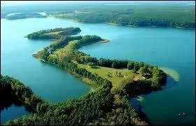 Le nord-est de la Pologne est couvert de forêts et de lacs. Une région en particulier en compte des milliers, qui forment des paysages splendides, ce sont les lacs de :