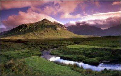 Dans quel pays se situe le Connemara, au littoral accidenté, creusé de baies profondes et dominé par des montagnes ?
