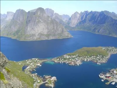 Bien que situées au-delà du cercle polaire, les îles Lofoten possèdent une flore très riche et abritent de nombreuses espèces d'oiseaux. Où se situent-elles ?