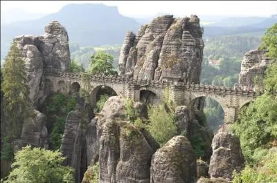 Dans quel pays se situe le Parc National de la Suisse Saxonne constitué de crêtes montagneuses, de forêts profondes et de petits lacs ?