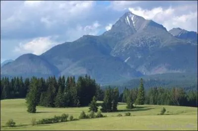 Où se situe le Parc National des Hautes Tatras, chaîne de montagnes au paysage sauvage abritant ours, loups et lynx, où culminent les plus hauts sommets des Carpates occidentales ?