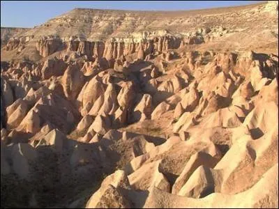Des pics pointus, semblant tout droit sortis d'un paysage lunaire, le relief modelé par les éruptions vocaniques et l'érosion, c'est la Cappadoce, qui se trouve en :