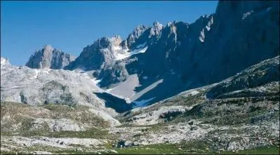 Où se situe le Parc National des Pics d'Europe, massif le plus élevé de la cordillère cantabrique ?