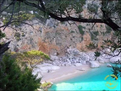 Dans quelle île italienne se trouve la Barbagia, formée de maquis, de moyenne montagne et de plages de sable fin ?
