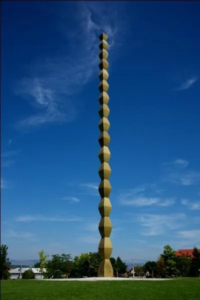 Le sculpteur roumain Constantin Brancusi a rig ses  Colonnes sans fin . Pour quelle raison ?