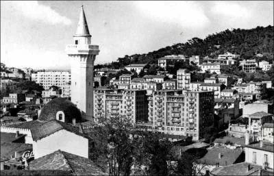 Quelle ville fut-elle l'objet de massacres perptrs par les franais et par les algriens le 20 aot 1955 ?