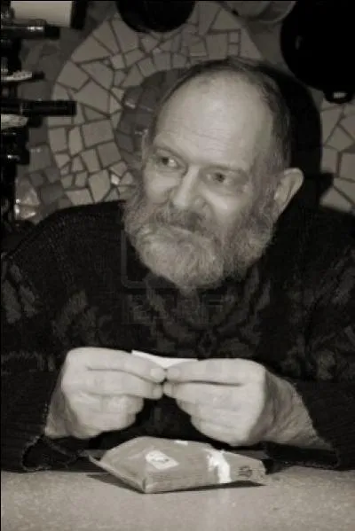 Ce Monsieur ne se tourne pas les pouces, non. Que fait-il ?