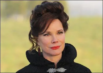Comment s'appelle la mre de Regina ?