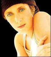  It's not an habit, it's cool, I feel alive If you don't have it you're on the other side I'm not an addict (maybe that's a lie)...   Ces paroles sont extraites d'une chanson d'un groupe belge, dont la chanteuse s'appelle Sarah Bettens. Citez le nom du groupe.