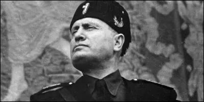 De quel pays européen Benito Mussolini devient-il le dirigeant ?