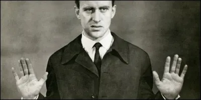 Sous quel pseudonyme Boris Vian publia-t-il le roman "J'irai cracher sur vos tombes" qui fut scandale et a été interdit ?