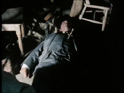 Dans quel roman la victime est-elle poignarde aprs sa mort ?