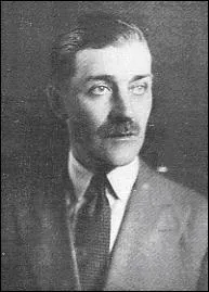 Ce magnifique monument new-yorkais, la Statue de la Libert, a t vendue pour 100 000$. Cela cota la libert  son vendeur. Qui est-il ?