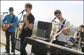 Quel est le nom du groupe des garons ?