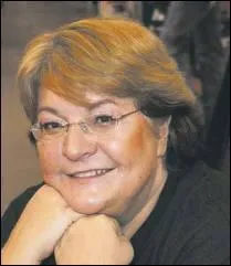 Je suis l'crivaine de la saga  Les Chevaliers d'meraude  et de la saga  Les Hritiers d'Enkidiev . Je suis qubcoise. Je suis...