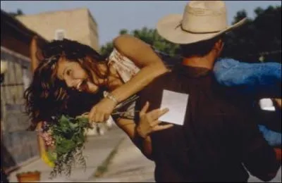 Et ici, avec une photo dans sa main?