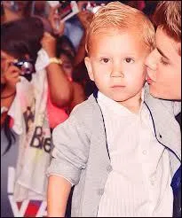 Comment s'appelle son demi-frre ?