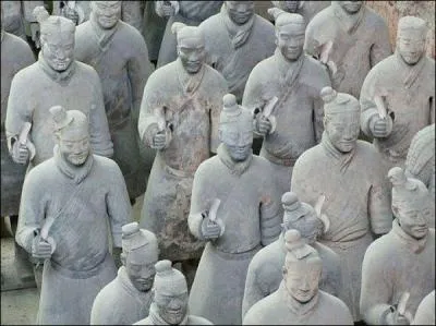 L'arme de terre cuite protge la tombe d'un empereur chinois, lequel ?