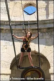 Qui est cette fille sur la cloche ?