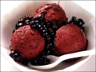 Un fruit violet qui vient de Bourgogne et avec la liqueur duquel on fait le Kir.