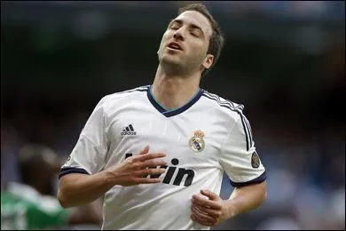 Gonzalo Higuain a quitt le Real Madrid, laissant le champ libre  Karim Benzema en attaque. Il a rejoint pour 40 millions d', bonus compris...