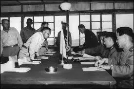 Finalement, en juin 1951, la ligne de front se stabilise aux environs de la ligne de dmarcation d'origine. La Core du Nord et ses allis acceptent la proposition de l'ONU d'une confrence afin d'arrter les hostilits. Un armistice est sign le :