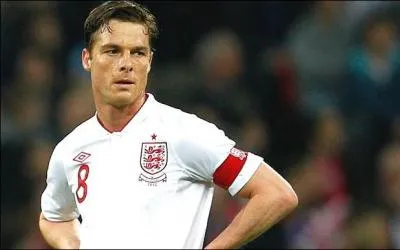 Le milieu de terrain Scott Parker reste en Premier League, o il compte plus de 300 matchs. Mais il quitte son ancien club de Tottenham pour...