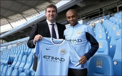 Manchester City perd Carlos Tvez, mais a notamment recrut un milieu de terrain de 28 ans, Fernandinho. O a-t-il pass ses huit dernires annes de footballeur ?