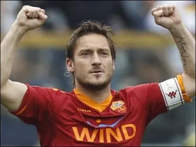Un autre buteur italien, Francesco Totti. A 36 ans, il joue encore pour son club de l'AS Roma et restera un des meilleurs joueurs du club. Quel trophe n'a-t-il pas gagn ?
