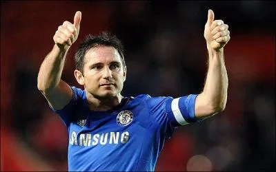 A 35 ans, Frank Lampard n'est pas un dinosaure mais l'Anglais joue encore  Chelsea. Quelle phrase est fausse ?