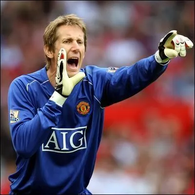 Edwin van der Sar a stopp sa carrire en 2011  39 ans. Combien de matchs a-t-il jou avec Manchester United ?