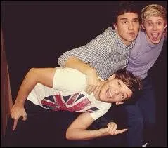 Qui a rpondu  la phrase  J'adore tes sourcils  par  Merci je les fais pousser moi-mme !   ?