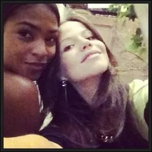 Shana et Jenna sortent ensemble.