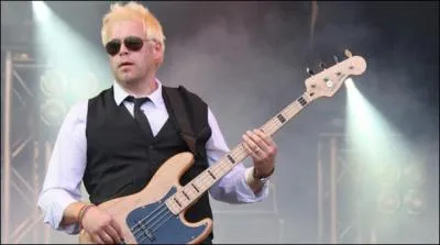 Mort d'un cancer en 2011, bassiste d'un groupe du no-progressif dont le nom en verlan serait Dahalag :
