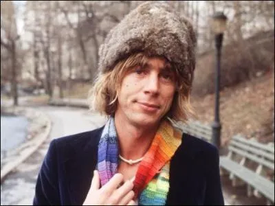 Guitariste, bassiste et chanteur britannique au coeur de la machine molle, un peu pote avec Syd Barrett, Eno, Nico, John Cale. Mort  Montolieu, en France, le 18 fvrier 2013. L'auteur de ce quiz a t son imprsario au Qubec en 1993 :