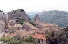 Je vous emmne visiter la commune des Baux-de-Provence (Bouches-du-Rhne), classe parmi les Plus Beaux Villages de France. Elle se situe en rgion ...