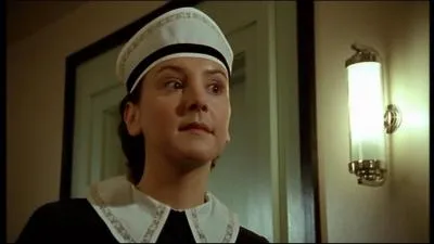 Qu'a remarqu la femme de chambre, le matin du meurtre ?