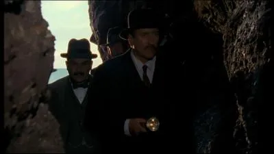 Que dcouvrent Poirot et ses compagnons dans la grotte ?