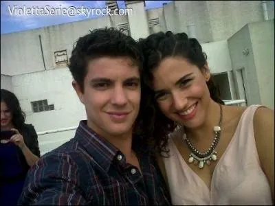 Avec qui Maxi sort-il  la fin de la saison 1 de  Violetta  ?