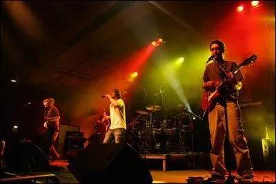 De combien de musiciens est compos le groupe S'kapad, sur la photo ci-dessous ?