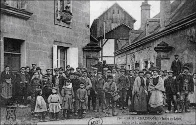 Cela se passe en 1841, à cette date une nouvelle loi apparaît et limite à 8 heures, puis à 12 heures le nombre d'heures de travail des enfants. Précisez cette loi inhumaine, mais présentant quelques petits progrès.