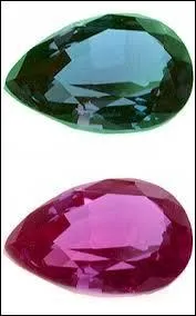 La septime est verte  la lumire du jour et rouge-pourpre  la lumire artificielle. Son clivage est imparfait :