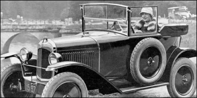 Dans "Les Aventures d'Oscar", quel est le nom de la Citroën Trèfle du détective Oscar Mirandol de Castel-Barbazac ?