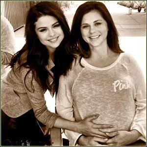 Comment s'appelle la mre de Selena ?