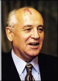 La perestroka a t instaure  partir de 1985 par Gorbatchev - vous savez ? celui qui a la carte de l'U. R. S. S. tatoue sur le crne... Mais qu'a-t-il voulu dire avec ce nom ?