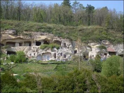 Dans quel dpartement se trouve Ethni'cit, village troglodyte creuse dans les falaises dominant la Creuse  Saint-Rmy ?