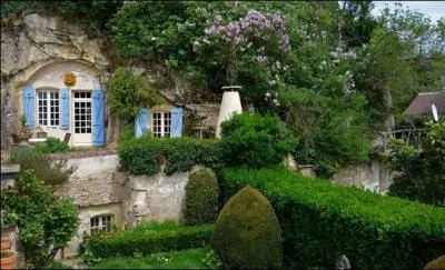 Dans quel dpartement est situ le superbe village de Tro ?