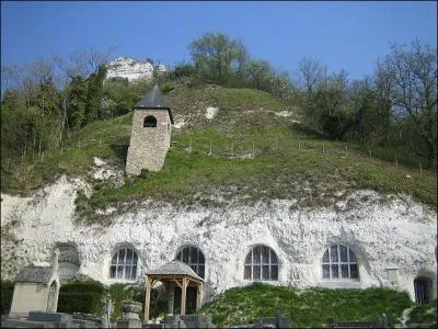 Quel est ce village du Val d'Oise prsentant une belle glise troglodytique creuse en 1670 et prsentant un riche mobilier malheureusement en pitre tat ?