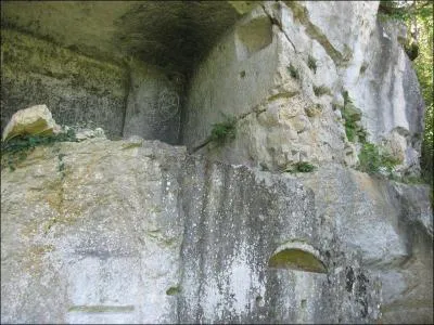 Dans quel dpartement est situ le prieur de Carluc prsentant des cellules monacales creuses dans le rocher ?